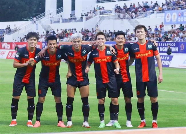 Người chơi tại bàn sòng bạc trực tuyến HI8823 BET